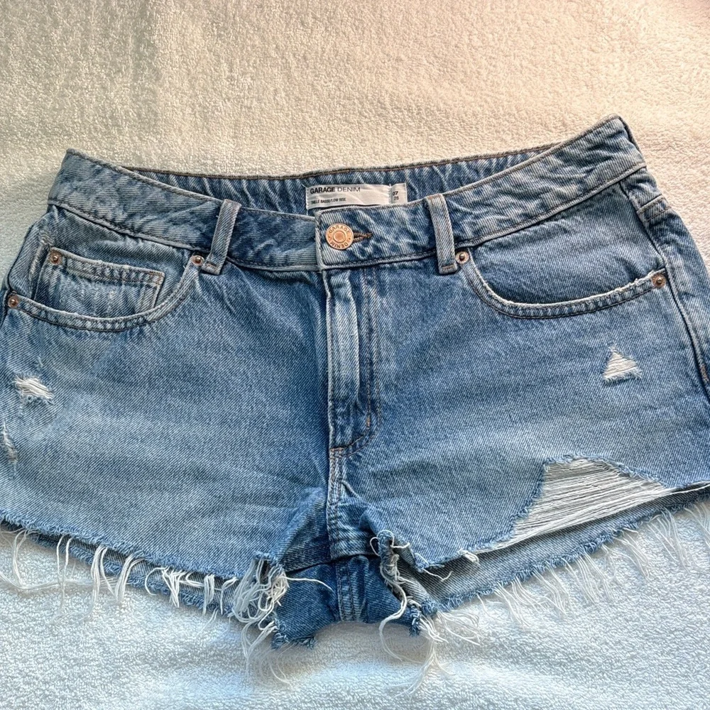Garage Denim Low Rise Light Blue Distressed Frayed Jean Shorts 07/28